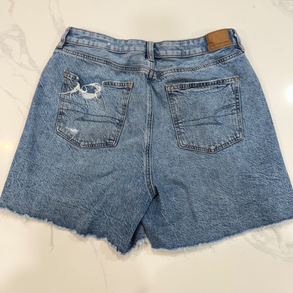 American Eagle Distressed Denim Baggy Mom Shorts Women's Size 10 Blue - Picture 9 of 9